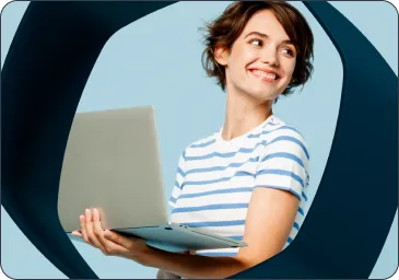 Mulher segurando notebook