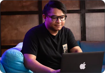 Homem mexendo em um macbook