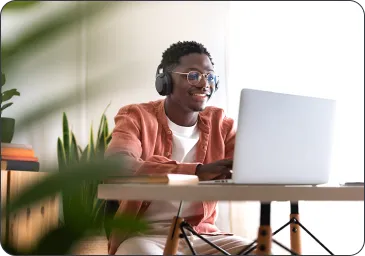 Homem mexendo em um notebook